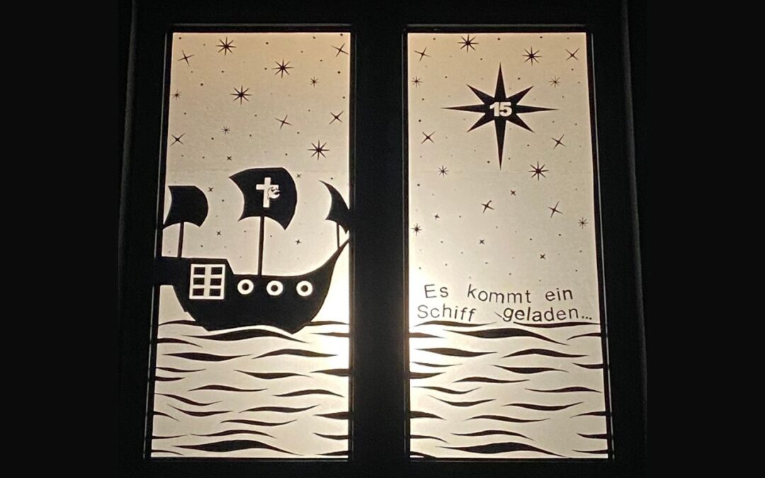 Lebendiger Adventskalender auch am Gebäude von Metallbau Röhrig
